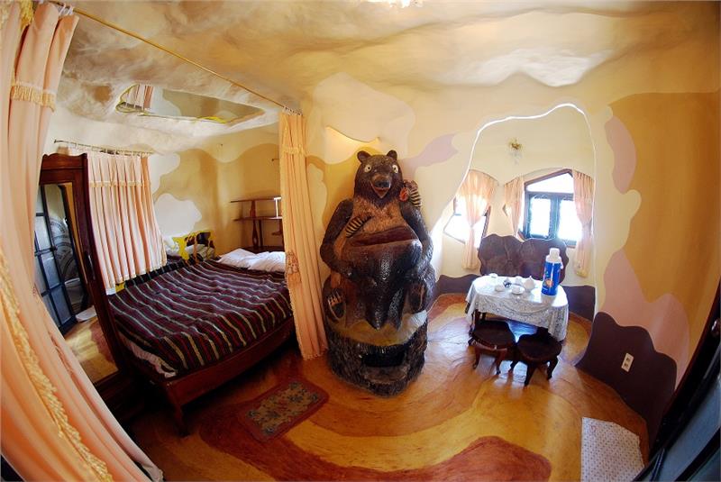 bear room at dalat crazy house 637